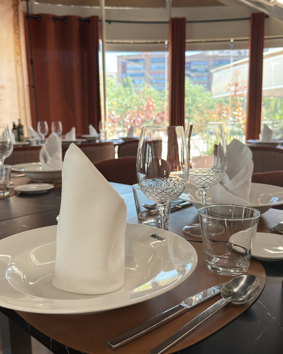 SALÓN INTERIOR DEL RIOLUZ, RESTUARANTE EN VALLADOLID DONDE COMER O CENAR EL DIA DE LA MADRE EN LA CUPULA DEL MILENIO